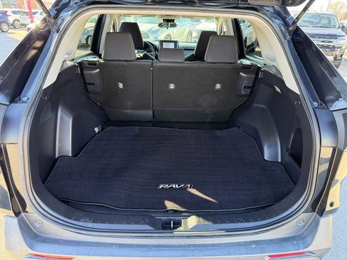 Used 2019 Toyota RAV4 LE w/ Carpet Mat Package image 21
