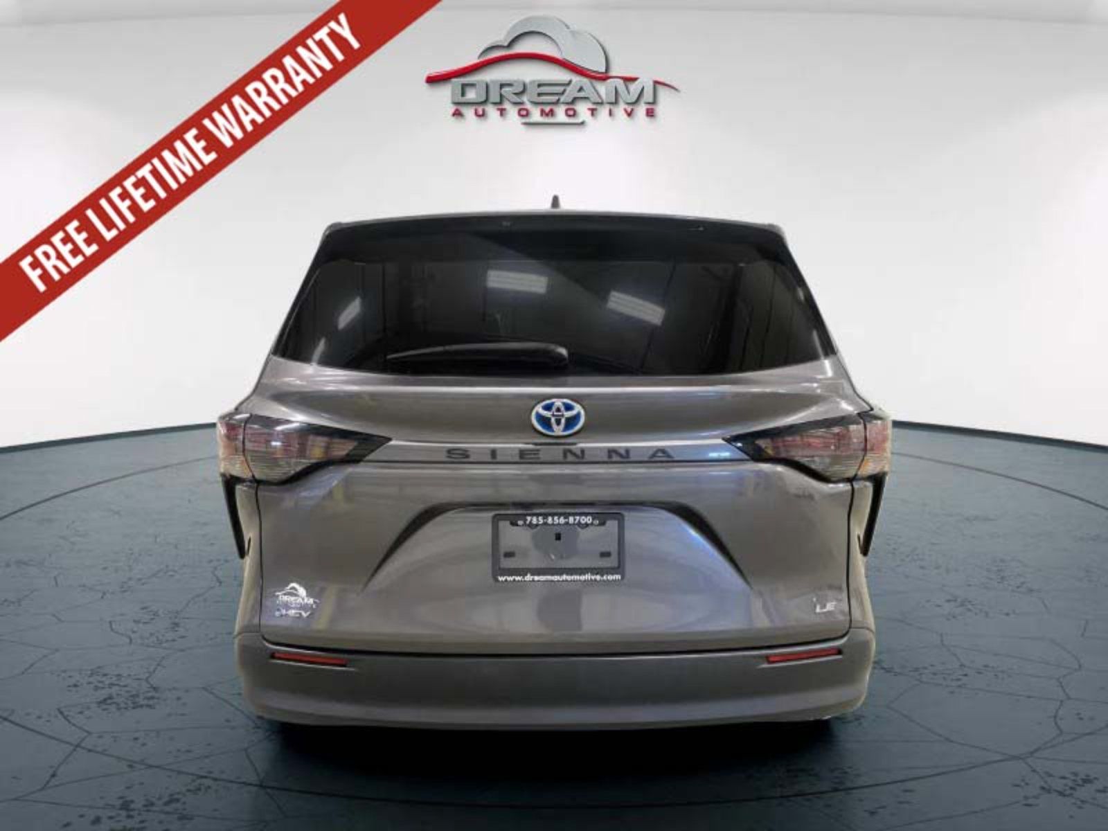 Used 2025 Toyota Sienna LE FWD image 21