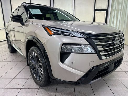 Used 2026 Nissan Rogue Platinum w/ Platinum Premium Package image 2