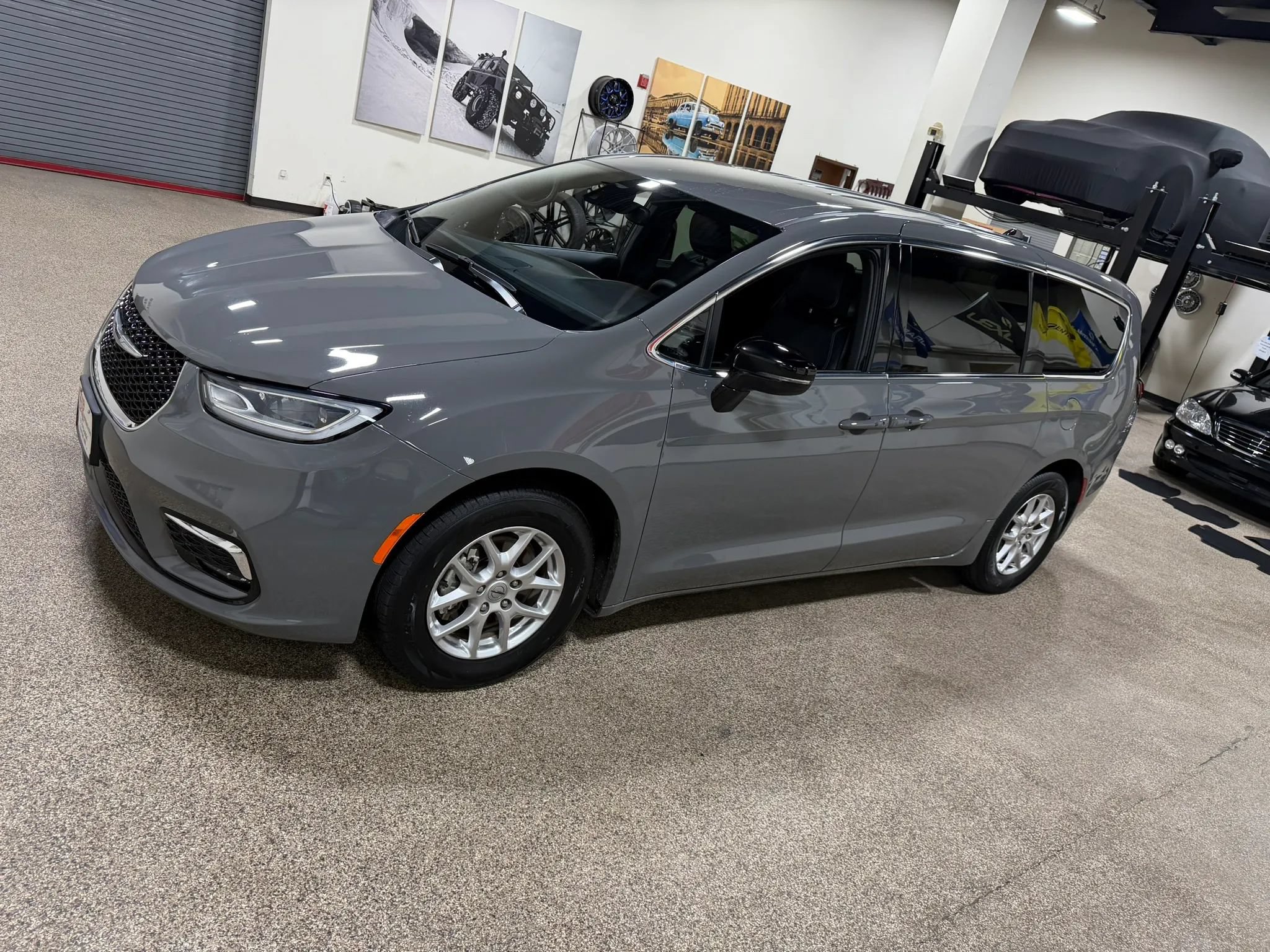 Used 2025 Chrysler Pacifica Select FWD image 9