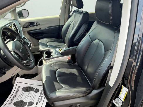 Used 2023 Chrysler Pacifica Touring-L FWD image 17