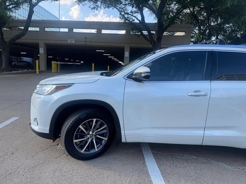 Used 2017 Toyota Highlander XLE w/ Carpet Mat Package AWD/4WD image 3