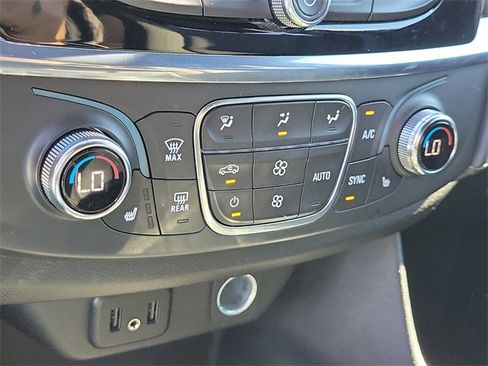 Used 2022 Chevrolet Traverse LT image 27