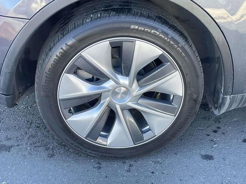 Used 2022 Tesla Model Y Long Range image 12