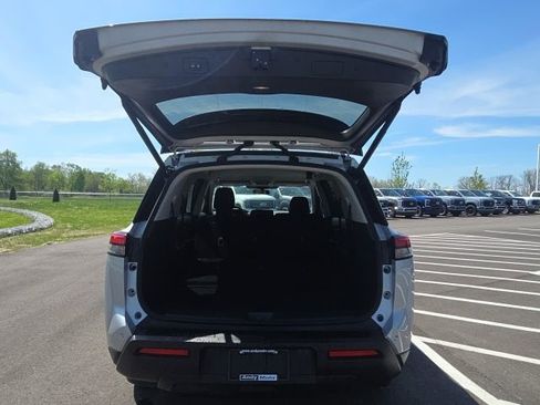 Used 2025 Nissan Pathfinder SV image 10