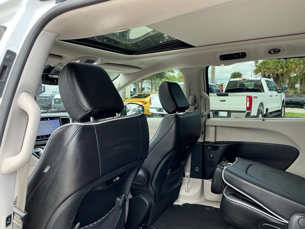 Used 2023 Chrysler Pacifica Limited FWD image 30