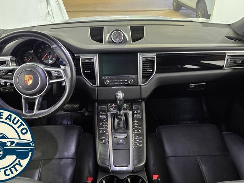 Used 2018 Porsche Macan AWD/4WD image 31