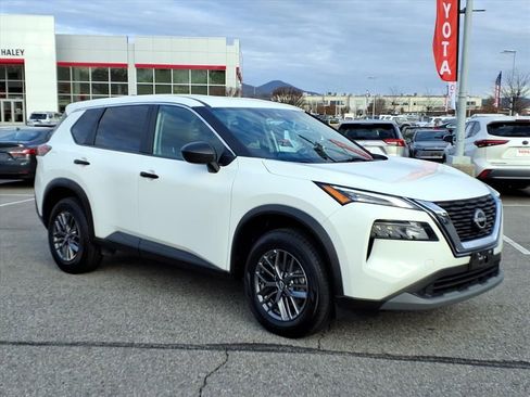 Used 2023 Nissan Rogue S image 2