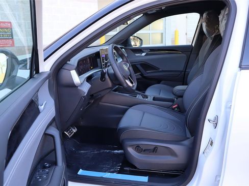 New 2026 Volkswagen Tiguan SE R-Line image 11