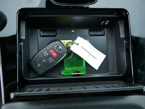 Used 2024 Toyota bZ4X Limited image 32