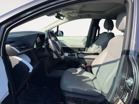 Used 2025 Toyota Sienna XLE image 10