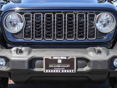 Used 2025 Jeep Wrangler Sport AWD/4WD image 9