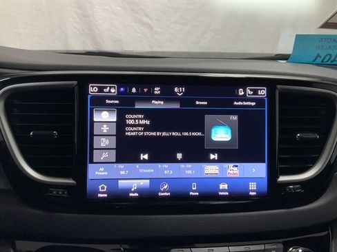 Used 2025 Chrysler Pacifica Select FWD image 26