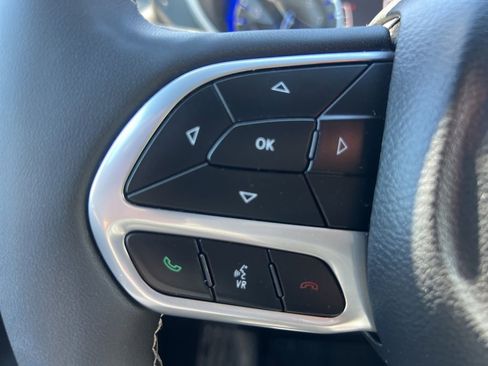 Used 2025 Chrysler Pacifica Select FWD image 41