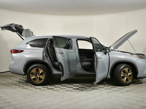 Used 2023 Toyota Highlander Bronze Edition image 7