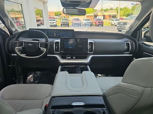 Used 2025 Ford Expedition Platinum w/ Driver's Package AWD/4WD image 12