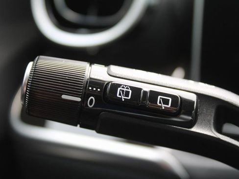 Used 2025 Mercedes-Benz GLC 350e 4MATIC image 30