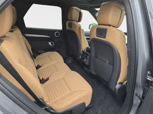 New 2026 Land Rover Discovery Dynamic SE image 11