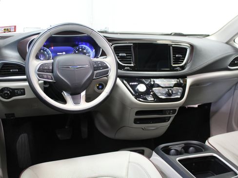 Used 2017 Chrysler Pacifica Limited w/ UConnect Theater Package image 7