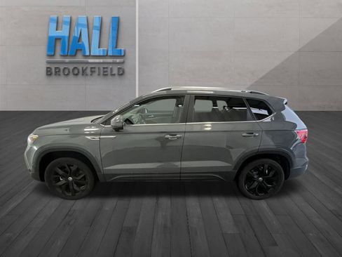 Certified 2022 Volkswagen Taos SE w/ Panoramic Sunroof Package image 3