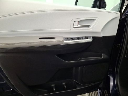 Used 2025 Toyota Sienna XLE AWD/4WD image 10