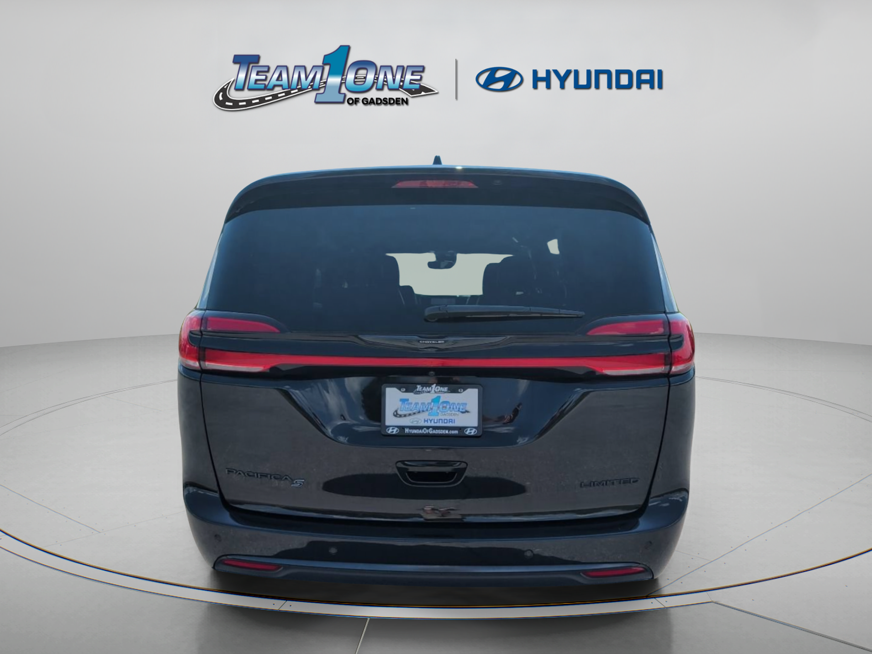 Used 2025 Chrysler Pacifica Limited FWD image 7