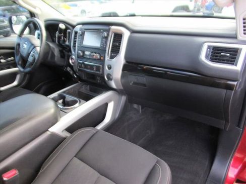 Used 2018 Nissan Titan SV w/ SV Convenience Package image 12