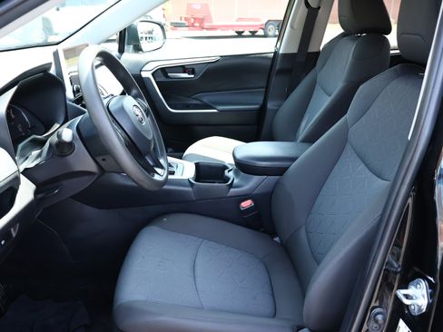 Used 2025 Toyota RAV4 XLE AWD/4WD image 10