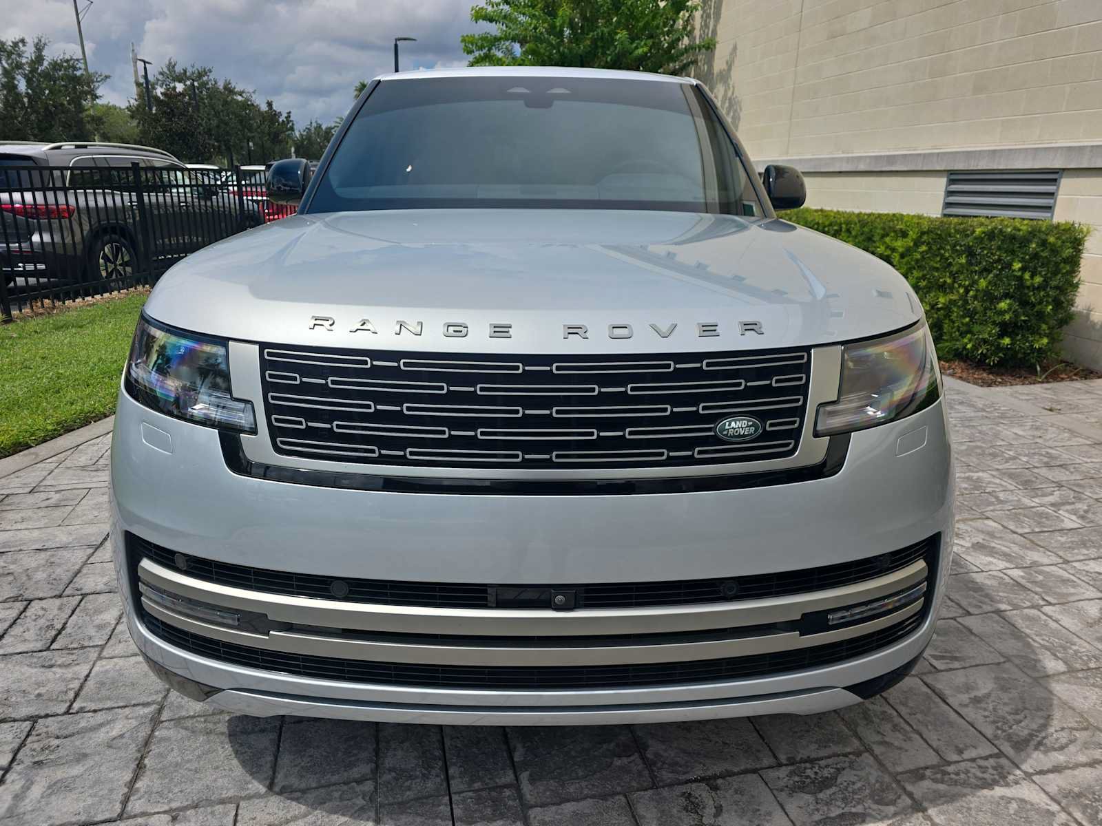 Used 2025 Land Rover Range Rover SE AWD/4WD image 2