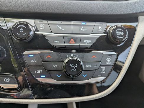 Used 2023 Chrysler Pacifica Touring-L FWD image 18