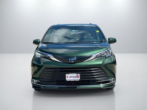Used 2023 Toyota Sienna XLE w/ XLE Plus Package FWD image 2