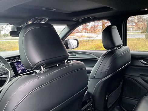 New 2025 Jeep Grand Cherokee Altitude image 12