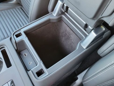 Used 2024 Land Rover Discovery Dynamic SE image 27