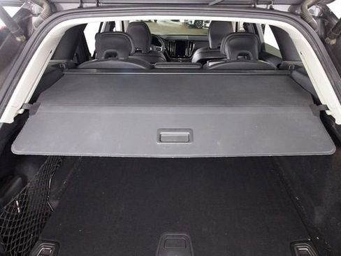 Certified 2022 Volvo XC60 B5 Momentum w/ Advanced Package AWD/4WD image 19
