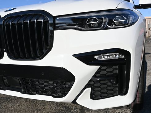 Used 2022 BMW X7 xDrive40i w/ M Sport Package AWD/4WD image 17