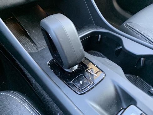 Used 2025 Volvo XC40 B5 Core image 26