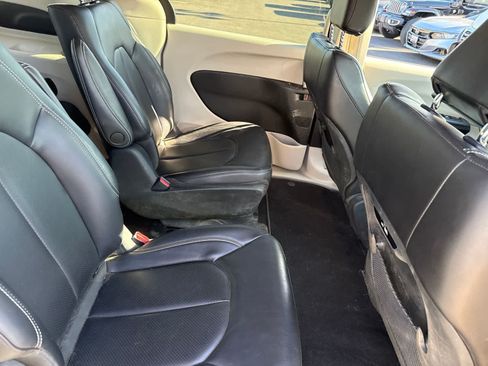 Used 2023 Chrysler Pacifica Touring-L FWD image 17