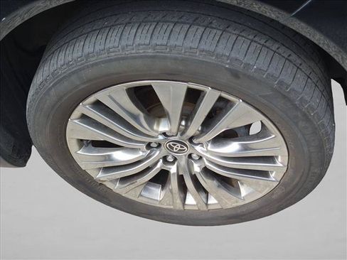 Used 2023 Toyota Venza XLE AWD/4WD image 7
