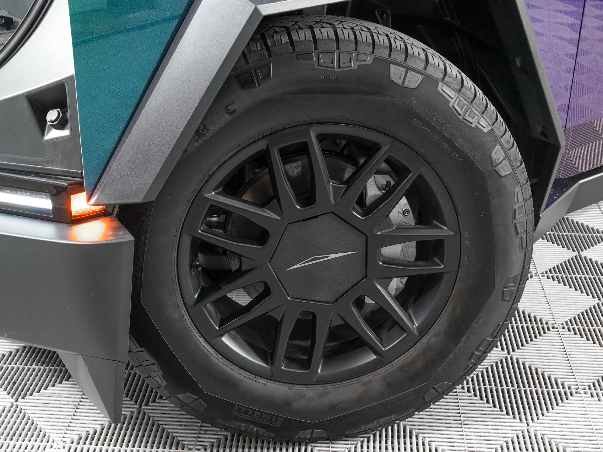 Used 2025 Tesla Cybertruck AWD Crew Cab image 36