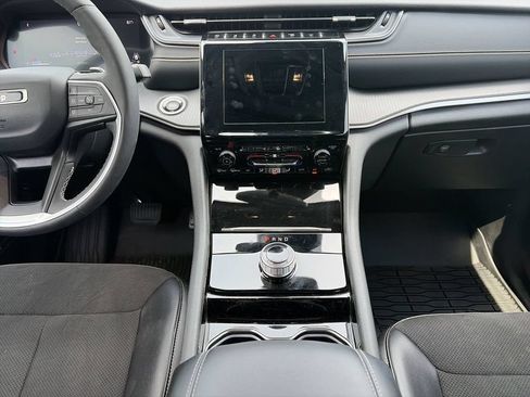 Used 2023 Jeep Grand Cherokee Altitude AWD/4WD image 12