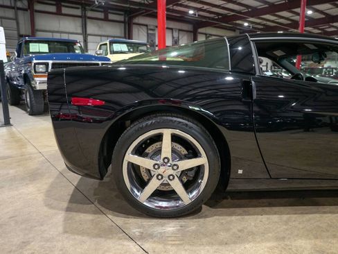 Used 2007 Chevrolet Corvette Coupe w/ Performance Package RWD image 9
