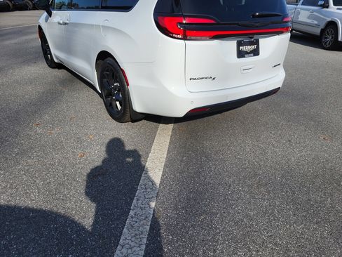 New 2026 Chrysler Pacifica Limited w/ S Appearance Package FWD image 9