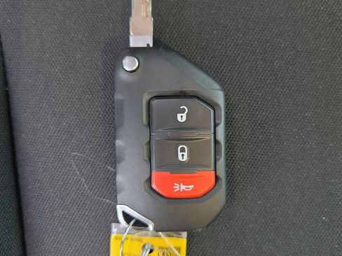 Used 2023 Jeep Gladiator Mojave AWD/4WD image 33