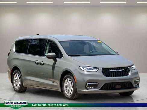 Used 2023 Chrysler Pacifica Touring-L FWD image 2
