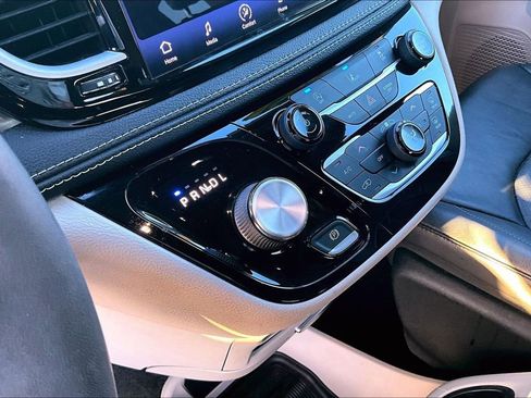 Used 2022 Chrysler Pacifica Touring-L image 18