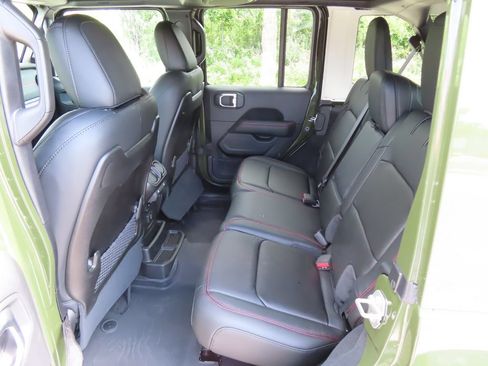 Used 2024 Jeep Wrangler Unlimited Rubicon w/ Technology Group AWD/4WD image 8