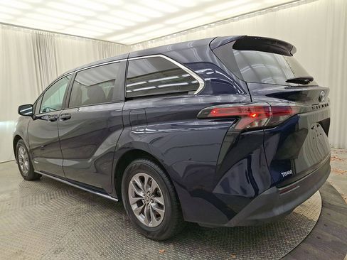 Used 2021 Toyota Sienna LE image 21