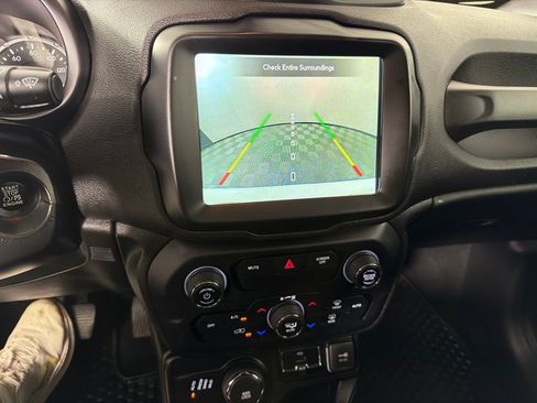 Used 2018 Jeep Renegade Altitude w/ UConnect 8.4 Nav Group AWD/4WD image 16