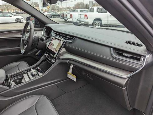 Used 2024 Jeep Grand Cherokee Overland image 23