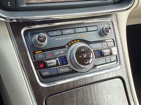 Used 2019 Lincoln Continental Select image 32